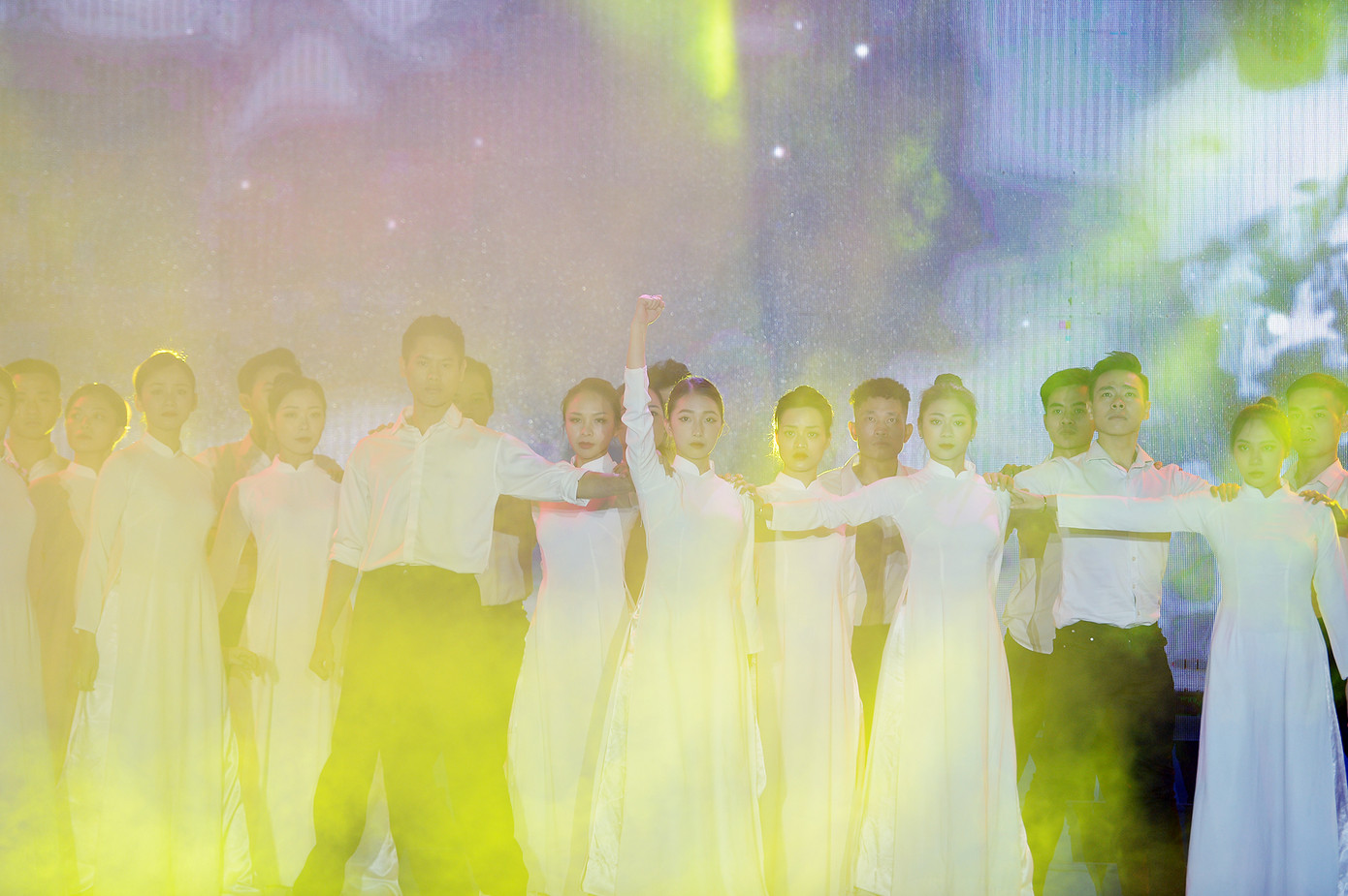 Nữ sinh Đồng Khởi xuống đường đòi thả tự do cho học sinh, sinh viên yêu nước.