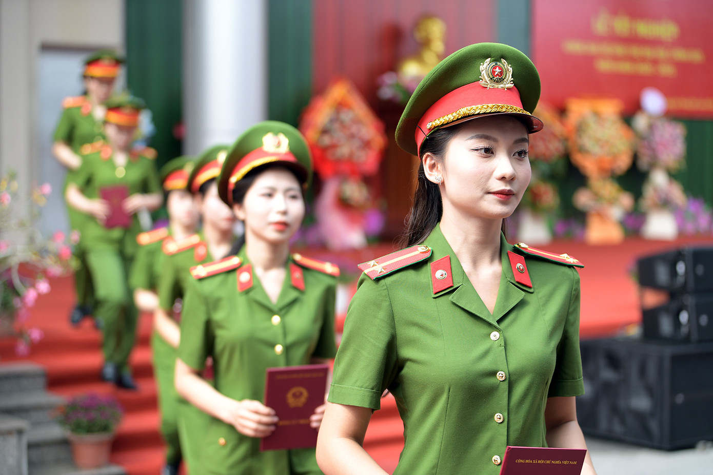 Ngô Thị Ngọc Ánh là một trong 20 học viên xuất sắc nhận hàm Trung uý tại Lễ tốt nghiệp. Ngô Thị Ngọc Ánh là một trong 20 học viên xuất sắc nhận hàm Trung uý tại Lễ tốt nghiệp.