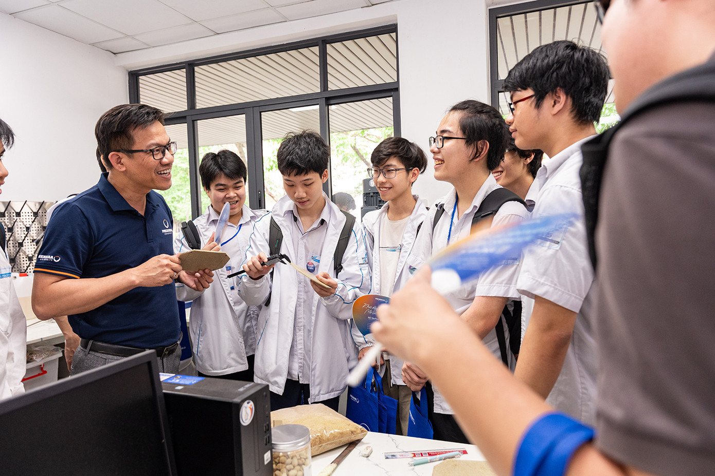 Các bạn học sinh tham gia trải nghiệm chương trình Campus Visit Phenikaa nhằm tìm hiểu ngành nghề và môi trường học tập đại học thực tế. Các bạn học sinh tham gia trải nghiệm chương trình Campus Visit Phenikaa nhằm tìm hiểu ngành nghề và môi trường học tập đại học thực tế.