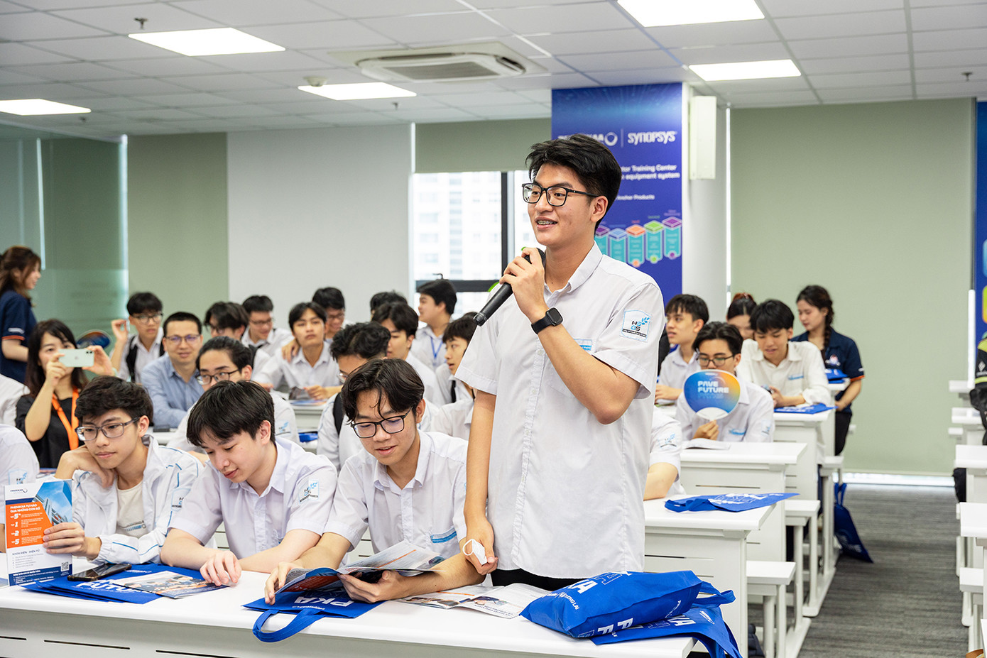 Các bạn học sinh tích cực, chủ động giao lưu và tìm hiểu ngành nghề tại Phenikaa. Các bạn học sinh tích cực, chủ động giao lưu và tìm hiểu ngành nghề tại Phenikaa.