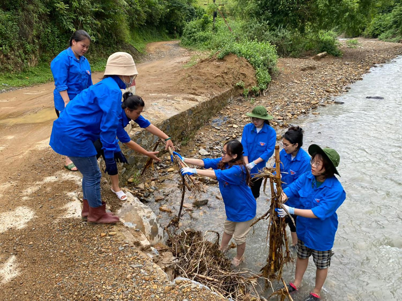 Trồng mới được hơn 130.000 cây xanh, xây mới được 22 nhà vệ sinh, cải tạo nâng cấp được gần 100 nhà vệ sinh; Chỉnh trang, đầu tư, hỗ trợ xây dựng ít nhất 100 điểm sinh hoạt, vui chơi cho thanh thiếu nhi, công trình thanh niên, công trình "Vì đàn em thân yêu" như: xây dựng sân chơi, điểm sinh hoạt, bể bơi di động cho thiếu nhi; tranh tường bích họa; trang trí tủ điện trên các tuyến phố; tuyến đường bê tông hóa, nhà nhân ái, nhà tình nghĩa, nhà bán trú, nhà khăn quàng đỏ… Tổng cộng 206 công trình (vượt 184% chỉ tiêu).