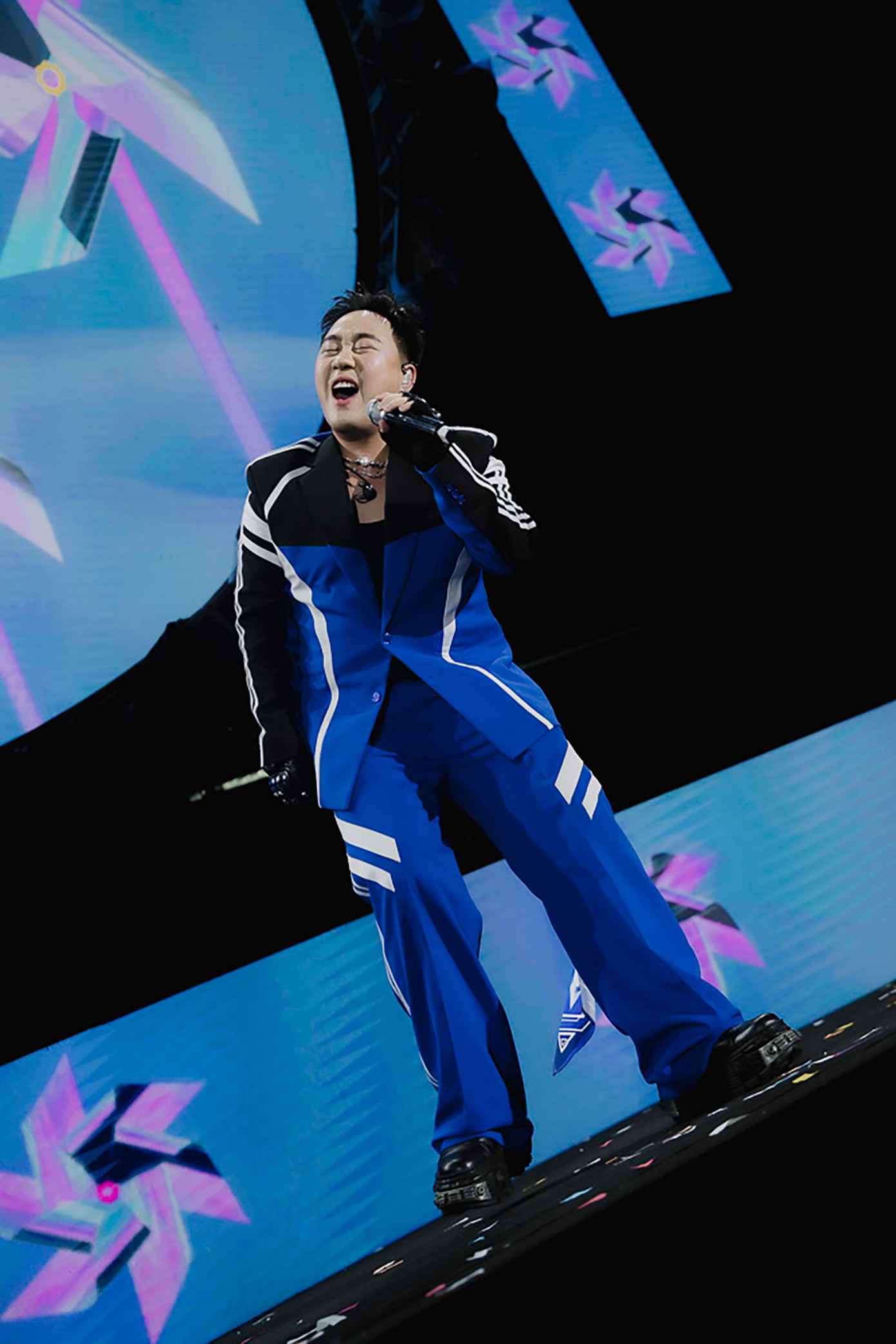 "Thánh mưa" Trung Quân làm dịu lại cảm xúc bằng những bản mashup lãng mạn tại COLORSTORM 2025.