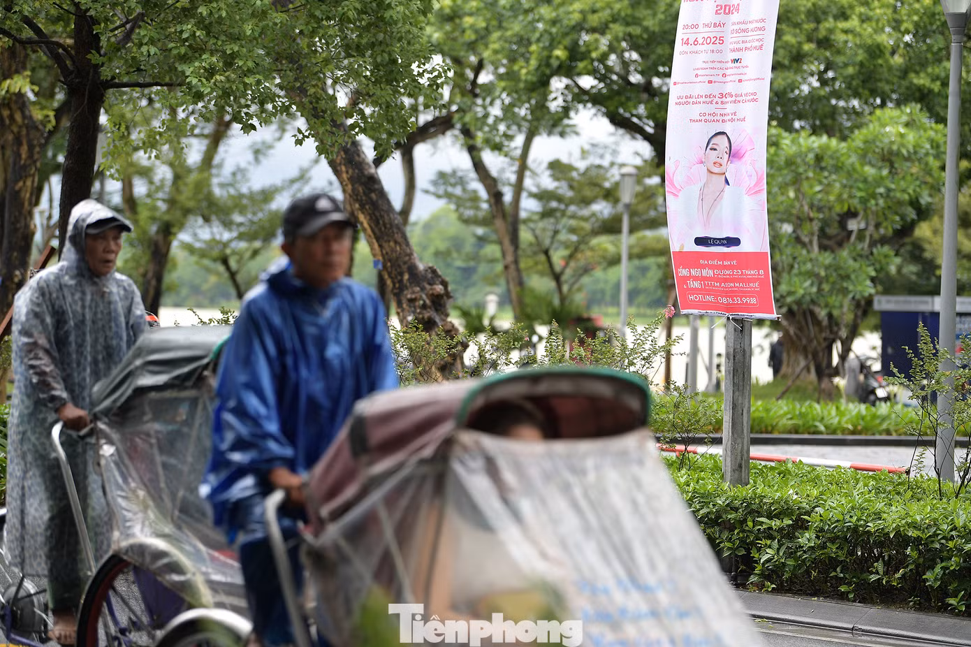 Banner, áp phích được trang hoàng trên các tuyến phố trung tâm TP. Huế.