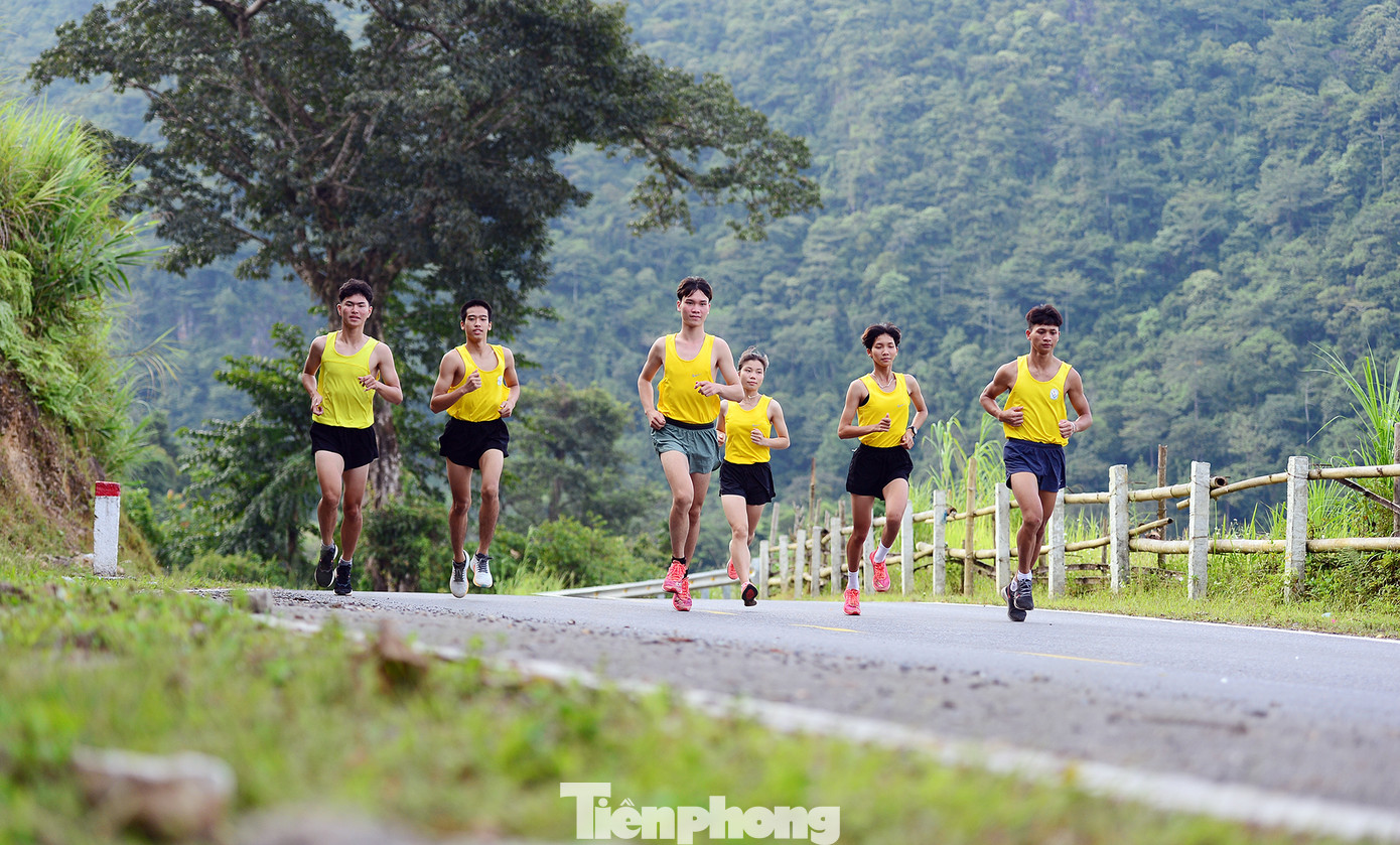Các vận động viên hăng hái tập luyện trên cung đường chạy của Giải vô địch quốc gia Marathon và cự ly dài Báo Tiền Phong.