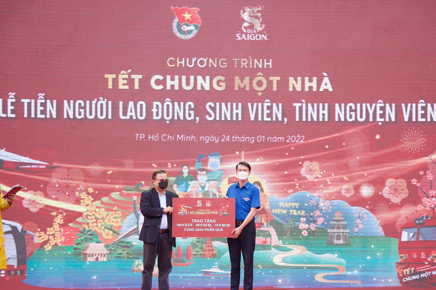Ông Nguyễn Hoàng Giang - Tổng Giám đốc SATRACO, Thành viên Ban điều hành SABECO trao biểu trưng cho Ban Tổ chức chương trình. Ông Nguyễn Hoàng Giang - Tổng Giám đốc SATRACO, Thành viên Ban điều hành SABECO trao biểu trưng cho Ban Tổ chức chương trình.