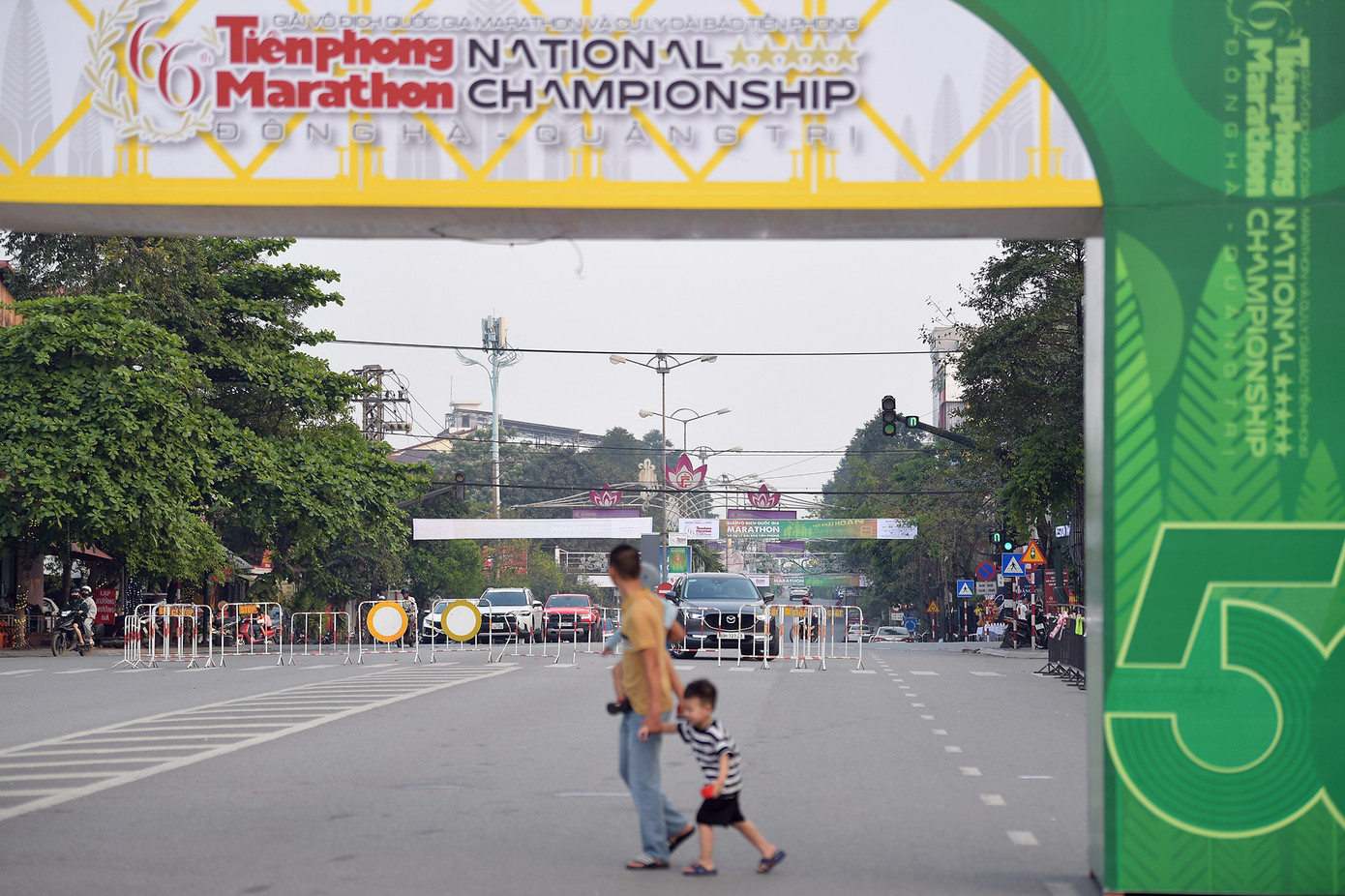 Anh Nguyễn Hoàng Minh (35 tuổi, Kon Tum), một runner tham gia cự ly 42km, chia sẻ: "Đây là lần thứ ba tôi tham gia Tiền Phong Marathon và cũng là lần đầu đặt chân đến Quảng Trị. Không khí ở đây rất tuyệt vời, ai cũng hào hứng, và tôi thực sự phấn khích khi được chạy trên cung đường lịch sử này".