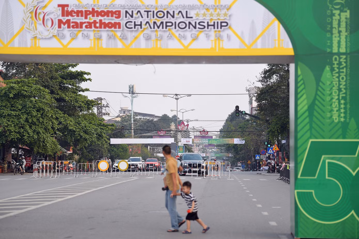 Anh Nguyễn Hoàng Minh (35 tuổi, Kon Tum), một runner tham gia cự ly 42km, chia sẻ: "Đây là lần thứ ba tôi tham gia Tiền Phong Marathon và cũng là lần đầu đặt chân đến Quảng Trị. Không khí ở đây rất tuyệt vời, ai cũng hào hứng, và tôi thực sự phấn khích khi được chạy trên cung đường lịch sử này".