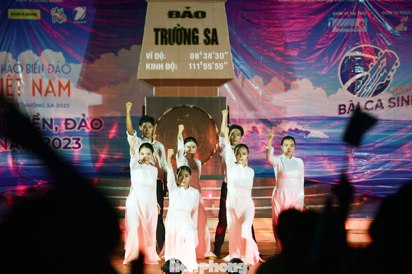 “Tôi cũng như tất cả các thành viên trong đoàn, nhất là các đại biểu tham gia biểu diễn hôm nay mong muốn, thông qua lời ca, tiếng hát, điệu nhảy... gửi những tình cảm thân thương nhất từ khắp mọi miền Tổ quốc, từ các bạn sinh viên trong và ngoài nước đến với biển đảo thân yêu, qua đó gửi gắm thông điệp: Trường Sa tuy xa cách về địa lý nhưng lại rất gần, bởi trong trái tim mỗi người luôn luôn có Trường Sa”, anh Nguyễn Minh Triết nói.