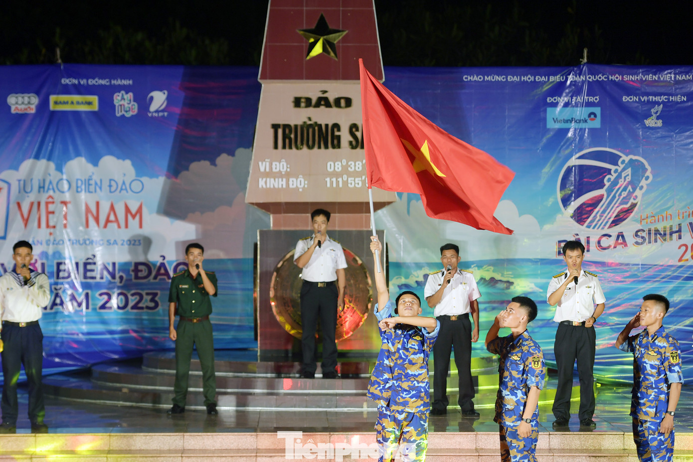 “Tôi kỳ vọng, mỗi đại biểu trong đoàn sẽ được tiếp sức và trở thành những đại sứ, truyền đi thông điệp, cảm xúc về tình yêu đất nước, tình yêu biển đảo và tiếp tục đóng góp, cống hiến sức mình cho Trường Sa, cho biển đảo thân yêu”, anh Nguyễn Minh Triết gửi gắm.