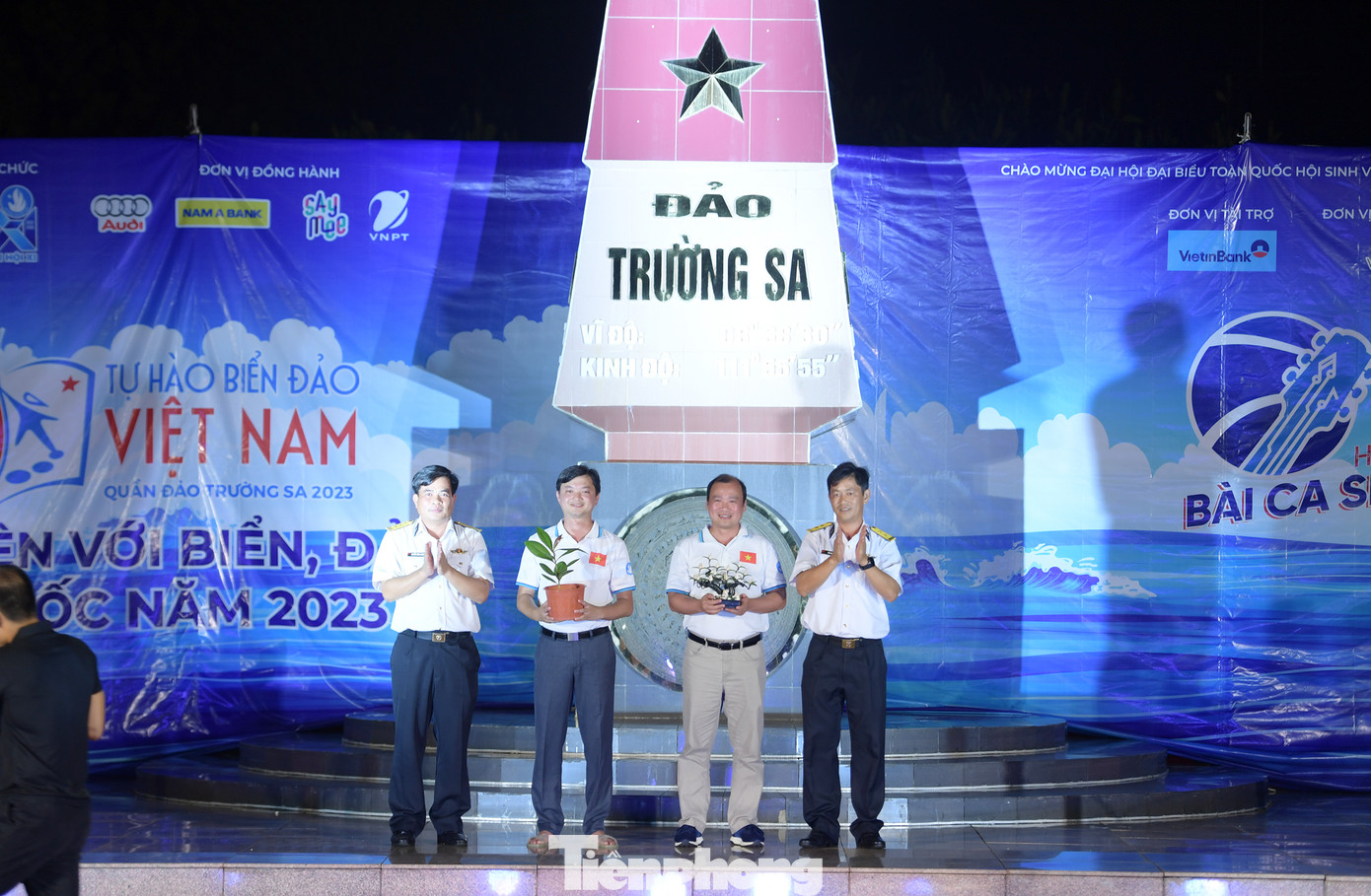 Tham gia chuyến hành trình có: Ủy viên dự khuyết T.Ư Đảng, Phó Trưởng ban Tuyên giáo T.Ư Lê Hải Bình; anh Nguyễn Minh Triết - Bí thư T.Ư Đoàn, Chủ tịch T.Ư Hội Sinh viên Việt Nam; Đại tá Lê Hồng Quang – Phó Chủ nhiệm Kỹ thuật Hải quân, Trưởng đoàn công tác; chị Hồ Hồng Nguyên - Trưởng ban Thanh niên Trường học T.Ư Đoàn, Phó Chủ tịch thường trực T.Ư Hội Sinh viên Việt Nam; anh Lâm Tùng, Phó Trưởng ban Thanh niên Trường học T.Ư Đoàn, Giám đốc Trung tâm Hỗ trợ và Phát triển sinh viên Việt Nam.