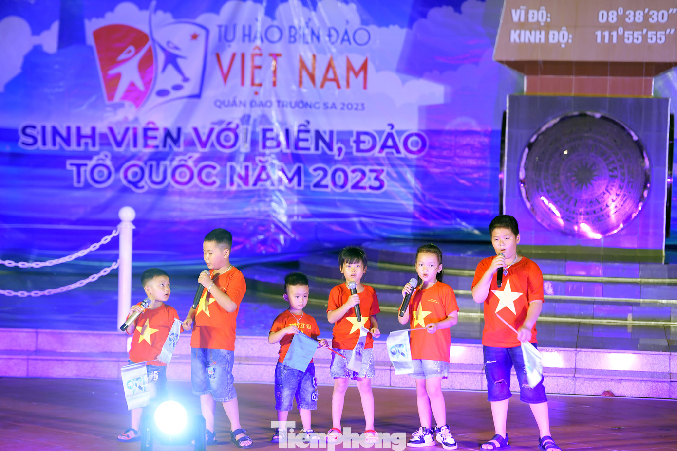 Màn trình diễn của các “ca sĩ nhí” là các em thiếu nhi trên đảo Trường Sa qua ca khúc: “Quê em Trường Sa”. Màn trình diễn của các “ca sĩ nhí” là các em thiếu nhi trên đảo Trường Sa qua ca khúc: “Quê em Trường Sa”.