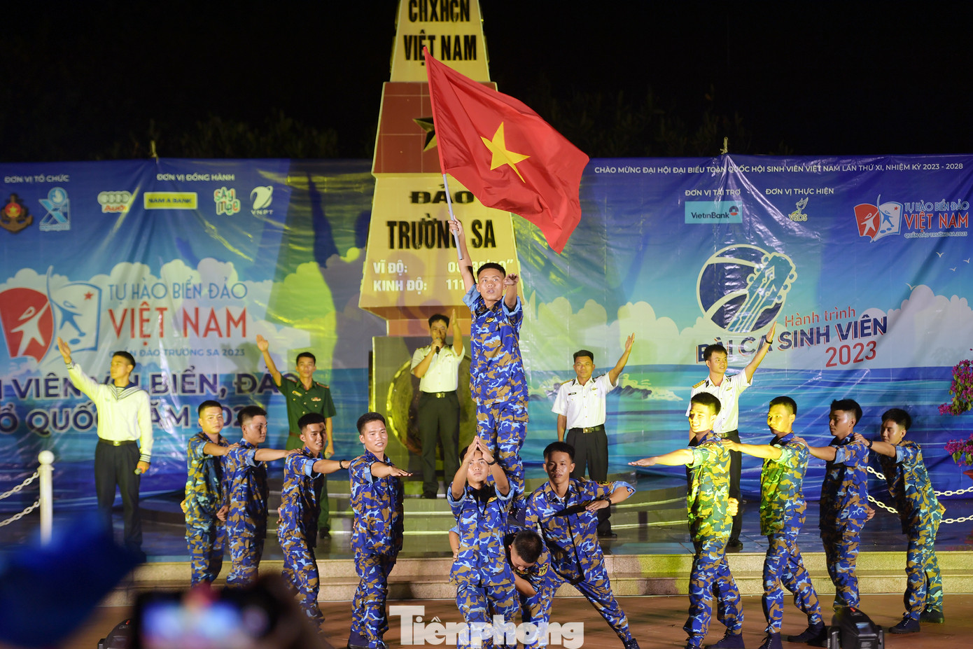 Chương trình còn có sự góp mặt của các chiến sĩ đang công tác tại huyện đảo Trường Sa (tỉnh Khánh Hoà). Chương trình còn có sự góp mặt của các chiến sĩ đang công tác tại huyện đảo Trường Sa (tỉnh Khánh Hoà).