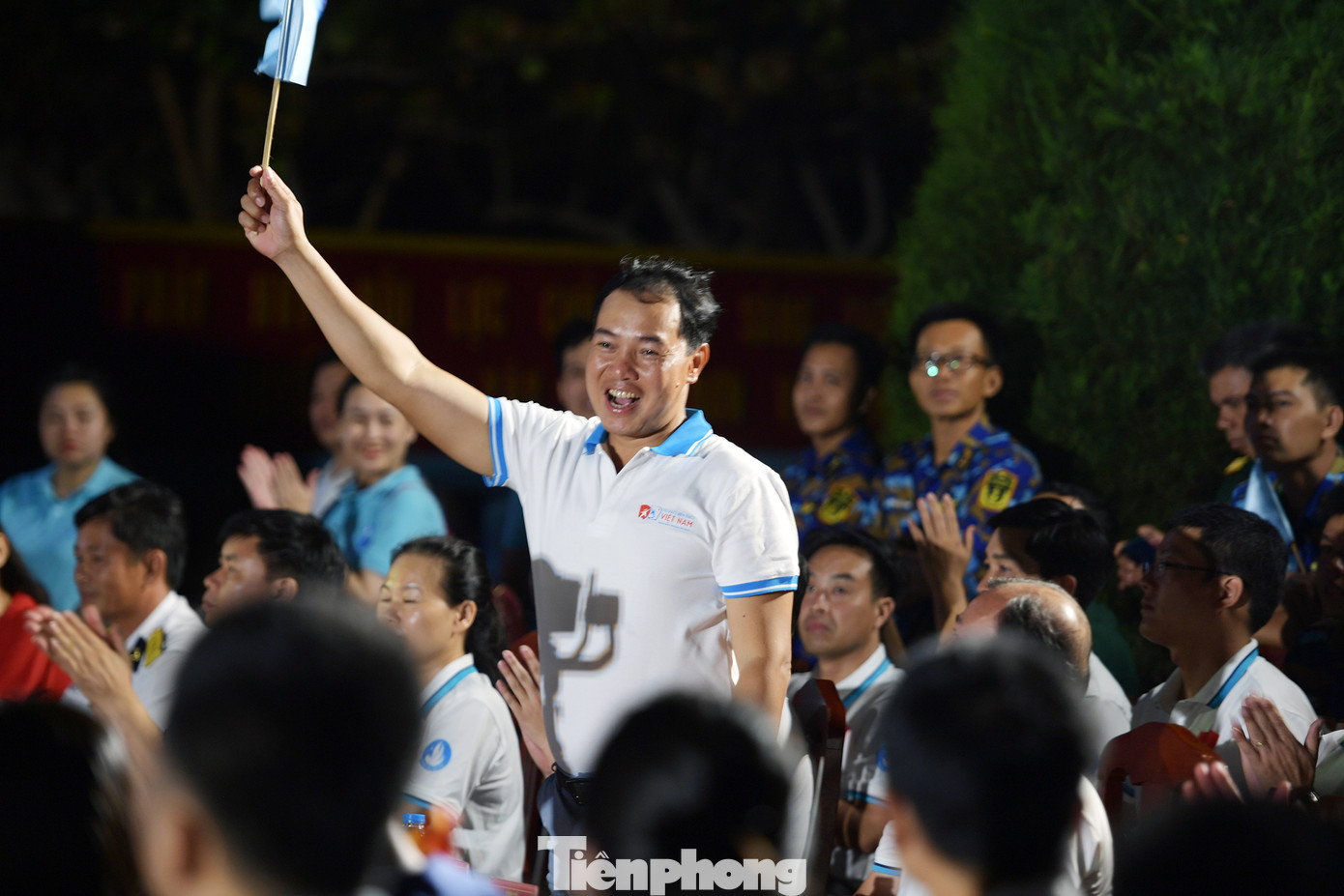 Tham gia chương trình có: ông Lê Hải Bình, Ủy viên dự khuyết T.Ư Đảng, Phó Trưởng ban Tuyên giáo T.Ư; anh Nguyễn Minh Triết, Bí thư T.Ư Đoàn, Chủ tịch T.Ư Hội SVVN; Đại tá Lê Hồng Quang – Phó Chủ nhiệm kỹ thuật Hải quân, trưởng đoàn công tác. Tham gia chương trình có: ông Lê Hải Bình, Ủy viên dự khuyết T.Ư Đảng, Phó Trưởng ban Tuyên giáo T.Ư; anh Nguyễn Minh Triết, Bí thư T.Ư Đoàn, Chủ tịch T.Ư Hội SVVN; Đại tá Lê Hồng Quang – Phó Chủ nhiệm kỹ thuật Hải quân, trưởng đoàn công tác.