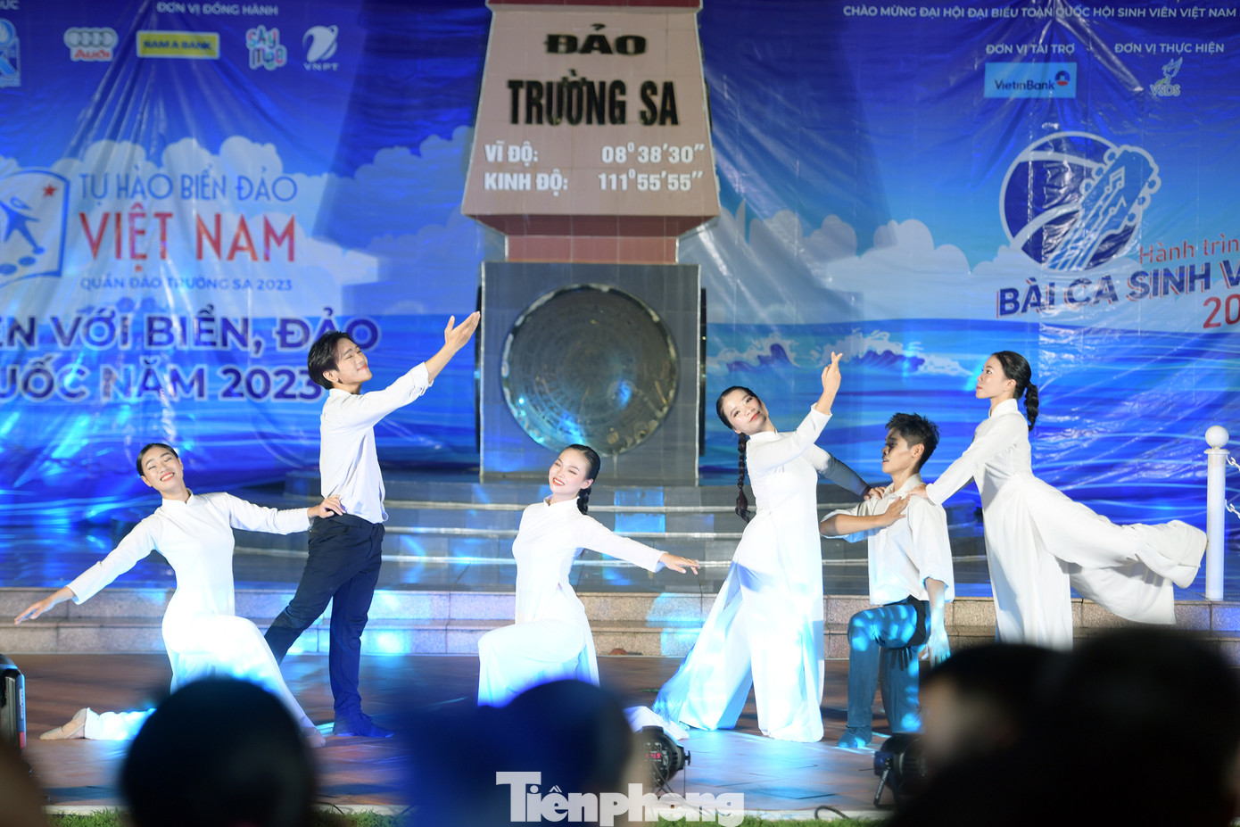 Chương trình nghệ thuật đặc biệt "Hành trình Bài ca sinh viên" được tổ chức tại đảo Trường Sa (tỉnh Khánh Hoà). Chương trình nghệ thuật đặc biệt "Hành trình Bài ca sinh viên" được tổ chức tại đảo Trường Sa (tỉnh Khánh Hoà).