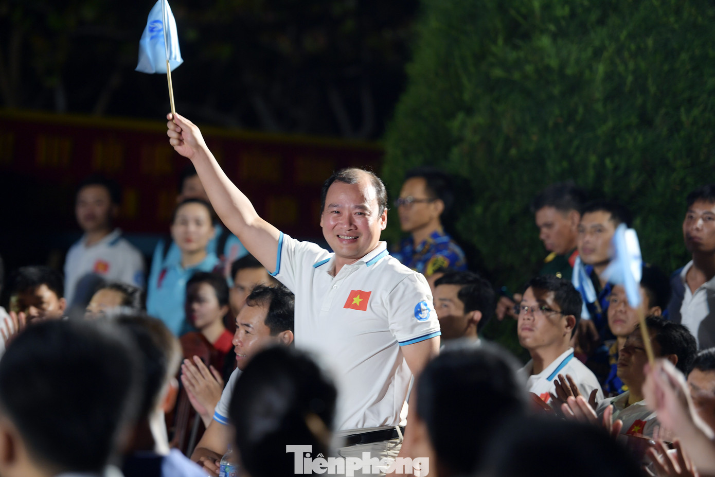 Tham gia chương trình có: ông Lê Hải Bình, Ủy viên dự khuyết T.Ư Đảng, Phó Trưởng ban Tuyên giáo T.Ư; anh Nguyễn Minh Triết, Bí thư T.Ư Đoàn, Chủ tịch T.Ư Hội SVVN; Đại tá Lê Hồng Quang – Phó Chủ nhiệm kỹ thuật Hải quân, trưởng đoàn công tác. Tham gia chương trình có: ông Lê Hải Bình, Ủy viên dự khuyết T.Ư Đảng, Phó Trưởng ban Tuyên giáo T.Ư; anh Nguyễn Minh Triết, Bí thư T.Ư Đoàn, Chủ tịch T.Ư Hội SVVN; Đại tá Lê Hồng Quang – Phó Chủ nhiệm kỹ thuật Hải quân, trưởng đoàn công tác.