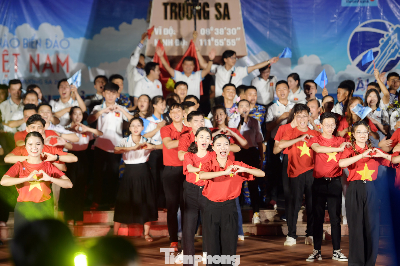 Các ca khúc về tình yêu quê hương, yêu đất nước được các bạn sinh viên biểu diễn tại chương trình. Các ca khúc về tình yêu quê hương, yêu đất nước được các bạn sinh viên biểu diễn tại chương trình.