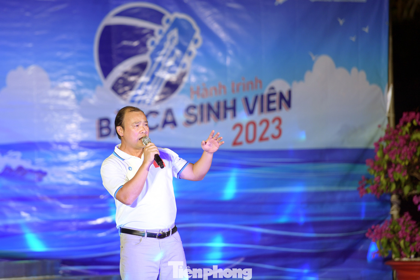 Ủy viên dự khuyết T.Ư Đảng, Phó Trưởng ban Tuyên giáo T.Ư Lê Hải Bình trình diễn ca khúc “Nơi đảo xa”. Ủy viên dự khuyết T.Ư Đảng, Phó Trưởng ban Tuyên giáo T.Ư Lê Hải Bình trình diễn ca khúc “Nơi đảo xa”.