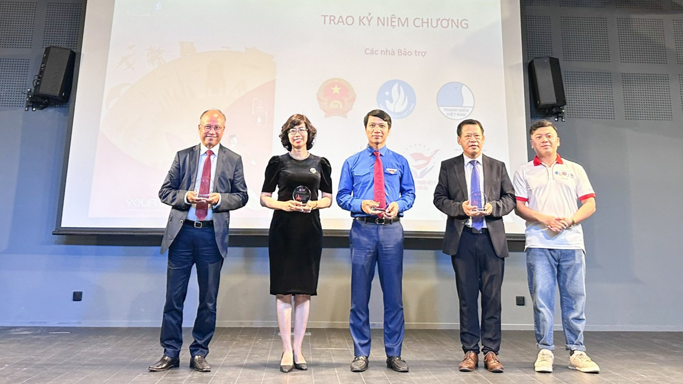 Anh Nguyễn Ngọc Lương - Bí thư thường trực T.Ư Đoàn, Chủ tịch T.Ư Hội LHTN Việt Nam cùng đại diện Ban Tổ chức Hội trại, trao kỷ niệm chương cho các đơn vị, cá nhân.