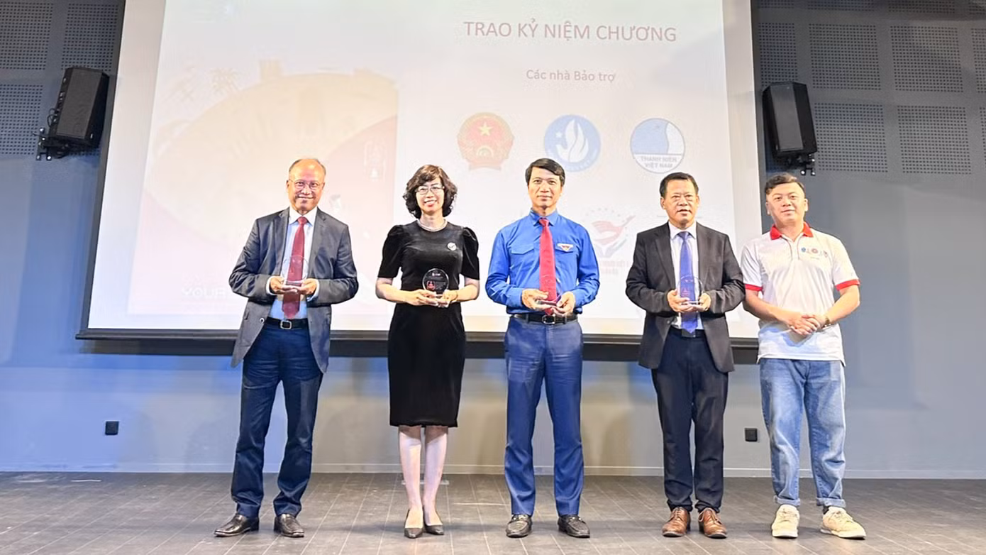 Anh Nguyễn Ngọc Lương - Bí thư thường trực T.Ư Đoàn, Chủ tịch T.Ư Hội LHTN Việt Nam cùng đại diện Ban Tổ chức Hội trại, trao kỷ niệm chương cho các đơn vị, cá nhân. Anh Nguyễn Ngọc Lương - Bí thư thường trực T.Ư Đoàn, Chủ tịch T.Ư Hội LHTN Việt Nam cùng đại diện Ban Tổ chức Hội trại, trao kỷ niệm chương cho các đơn vị, cá nhân.