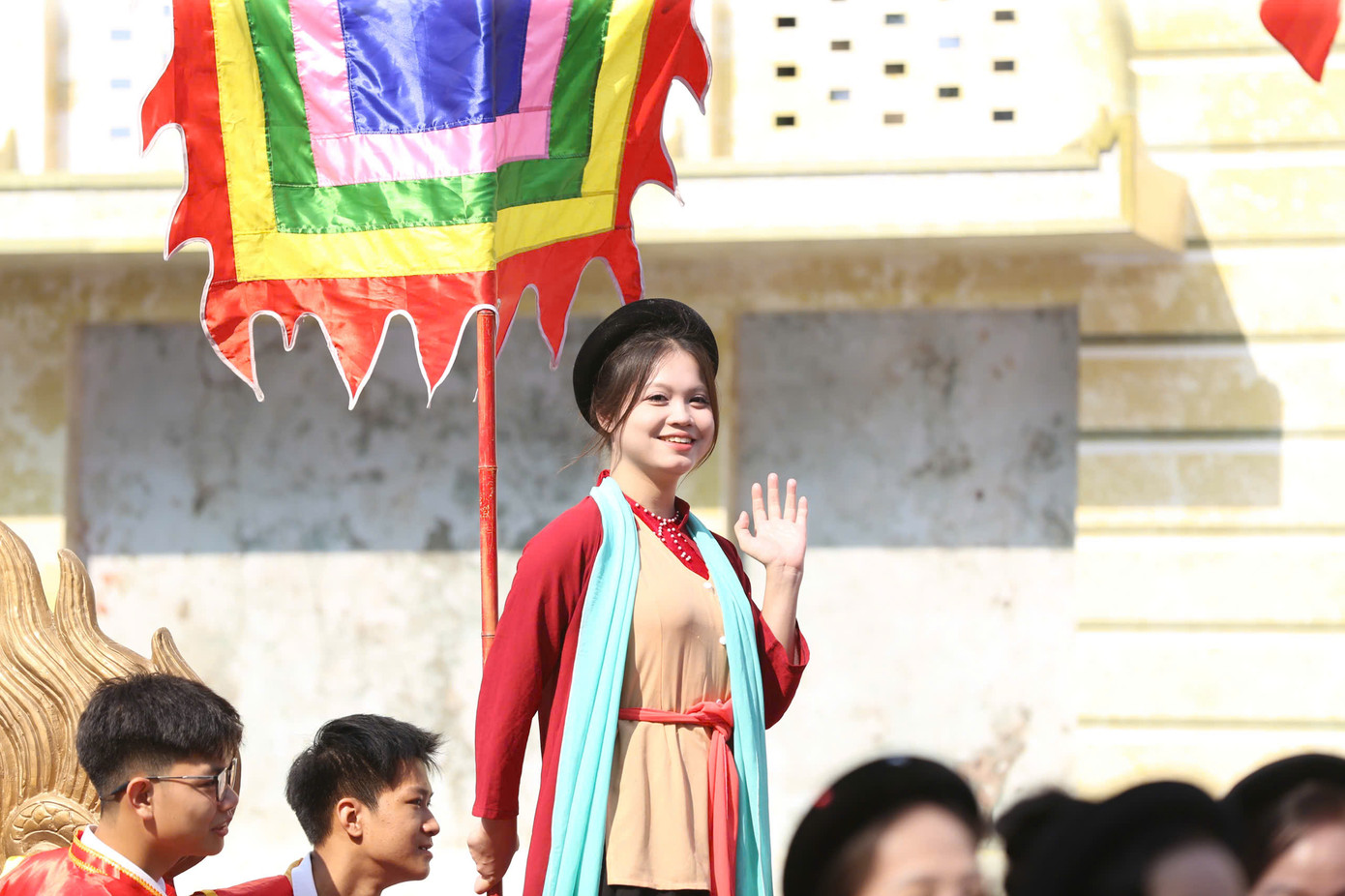 Sân khấu chính của sự kiện được dàn dựng công phu tại khu vực Hồ Hoàn Kiếm, với các tiết mục biểu diễn nghệ thuật và giao lưu văn hóa giữa nghệ sĩ, nghệ nhân, và nhân dân thủ đô. Những khoảnh khắc tái hiện lịch sử và văn hóa đã mang đến cho người tham dự một không gian đậm chất lịch sử, giúp họ hồi tưởng lại những dấu ấn hào hùng của Hà Nội từ quá khứ đến hiện tại. Đây cũng là dịp để tôn vinh vai trò của Thủ đô không chỉ là trung tâm chính trị, văn hóa mà còn là biểu tượng của hòa bình và sáng tạo. Sân khấu chính của sự kiện được dàn dựng công phu tại khu vực Hồ Hoàn Kiếm, với các tiết mục biểu diễn nghệ thuật và giao lưu văn hóa giữa nghệ sĩ, nghệ nhân, và nhân dân thủ đô. Những khoảnh khắc tái hiện lịch sử và văn hóa đã mang đến cho người tham dự một không gian đậm chất lịch sử, giúp họ hồi tưởng lại những dấu ấn hào hùng của Hà Nội từ quá khứ đến hiện tại. Đây cũng là dịp để tôn vinh vai trò của Thủ đô không chỉ là trung tâm chính trị, văn hóa mà còn là biểu tượng của hòa bình và sáng tạo.