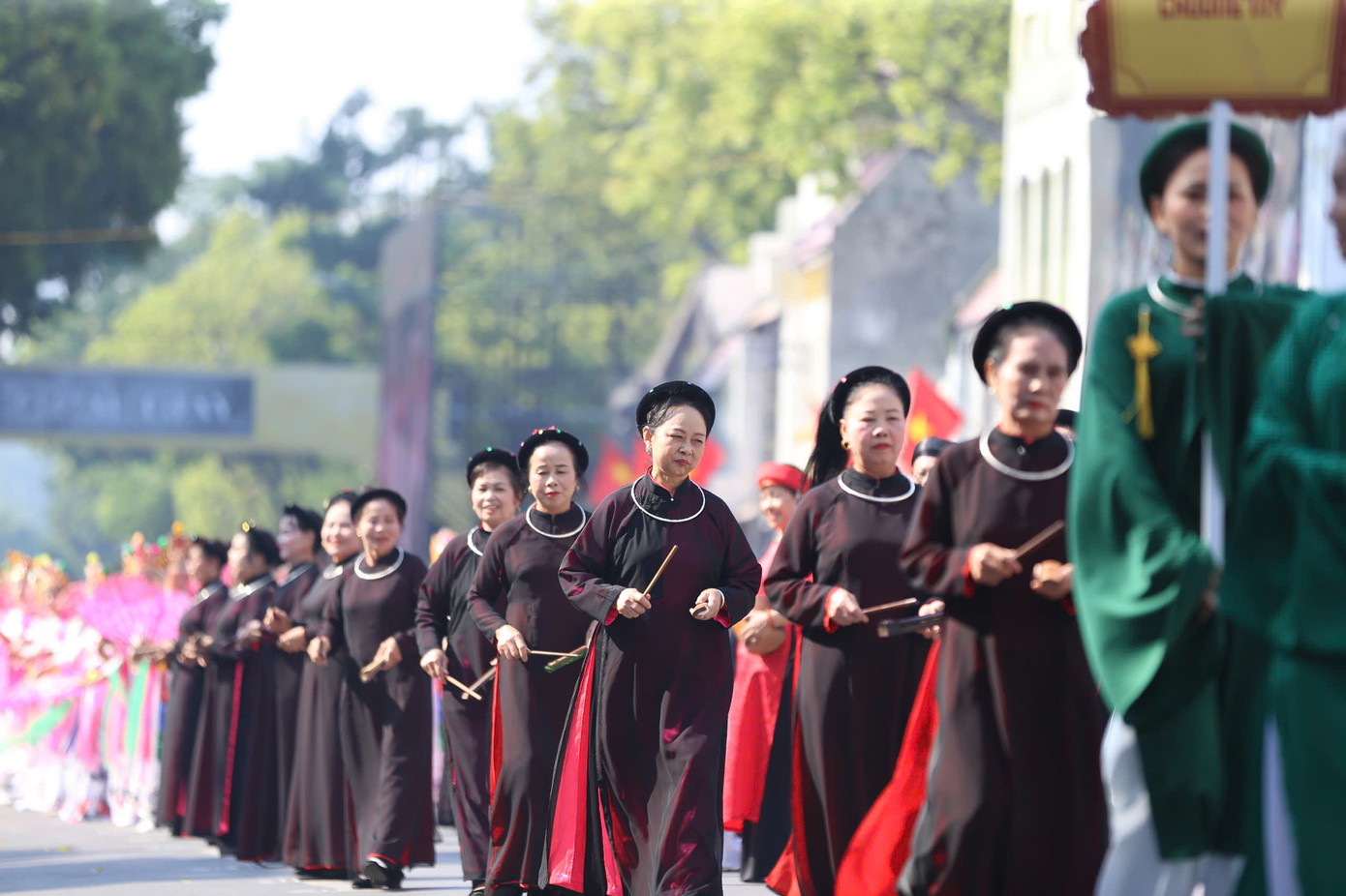 Sân khấu chính của sự kiện được dàn dựng công phu tại khu vực Hồ Hoàn Kiếm, với các tiết mục biểu diễn nghệ thuật và giao lưu văn hóa giữa nghệ sĩ, nghệ nhân, và nhân dân thủ đô. Những khoảnh khắc tái hiện lịch sử và văn hóa đã mang đến cho người tham dự một không gian đậm chất lịch sử, giúp họ hồi tưởng lại những dấu ấn hào hùng của Hà Nội từ quá khứ đến hiện tại. Đây cũng là dịp để tôn vinh vai trò của Thủ đô không chỉ là trung tâm chính trị, văn hóa mà còn là biểu tượng của hòa bình và sáng tạo. Sân khấu chính của sự kiện được dàn dựng công phu tại khu vực Hồ Hoàn Kiếm, với các tiết mục biểu diễn nghệ thuật và giao lưu văn hóa giữa nghệ sĩ, nghệ nhân, và nhân dân thủ đô. Những khoảnh khắc tái hiện lịch sử và văn hóa đã mang đến cho người tham dự một không gian đậm chất lịch sử, giúp họ hồi tưởng lại những dấu ấn hào hùng của Hà Nội từ quá khứ đến hiện tại. Đây cũng là dịp để tôn vinh vai trò của Thủ đô không chỉ là trung tâm chính trị, văn hóa mà còn là biểu tượng của hòa bình và sáng tạo.