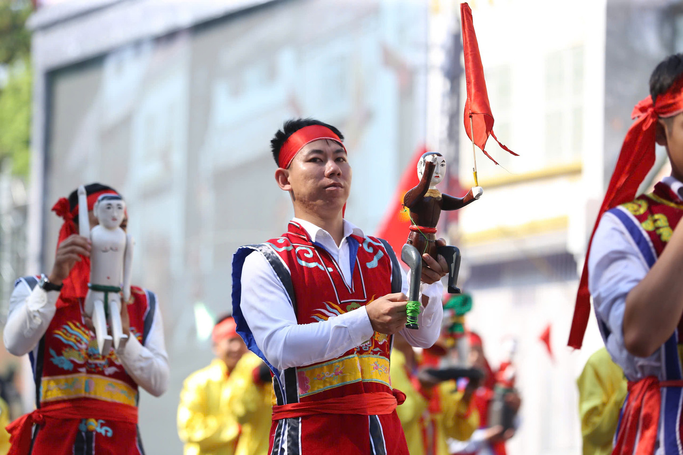 Sân khấu chính của sự kiện được dàn dựng công phu tại khu vực Hồ Hoàn Kiếm, với các tiết mục biểu diễn nghệ thuật và giao lưu văn hóa giữa nghệ sĩ, nghệ nhân, và nhân dân thủ đô. Những khoảnh khắc tái hiện lịch sử và văn hóa đã mang đến cho người tham dự một không gian đậm chất lịch sử, giúp họ hồi tưởng lại những dấu ấn hào hùng của Hà Nội từ quá khứ đến hiện tại. Đây cũng là dịp để tôn vinh vai trò của Thủ đô không chỉ là trung tâm chính trị, văn hóa mà còn là biểu tượng của hòa bình và sáng tạo. Sân khấu chính của sự kiện được dàn dựng công phu tại khu vực Hồ Hoàn Kiếm, với các tiết mục biểu diễn nghệ thuật và giao lưu văn hóa giữa nghệ sĩ, nghệ nhân, và nhân dân thủ đô. Những khoảnh khắc tái hiện lịch sử và văn hóa đã mang đến cho người tham dự một không gian đậm chất lịch sử, giúp họ hồi tưởng lại những dấu ấn hào hùng của Hà Nội từ quá khứ đến hiện tại. Đây cũng là dịp để tôn vinh vai trò của Thủ đô không chỉ là trung tâm chính trị, văn hóa mà còn là biểu tượng của hòa bình và sáng tạo.