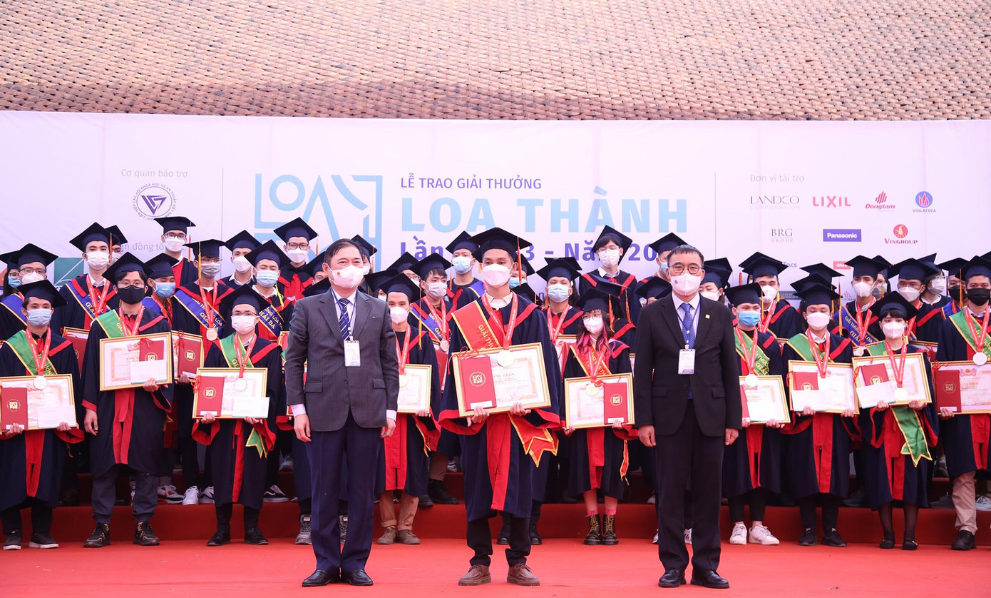 Ban tổ chức Giải thưởng Loa Thành lần thứ 33, năm 2021 trao giải tới các tác giả tiêu biểu, xuất sắc. Ảnh: LÂM ĐĂNG HẢI