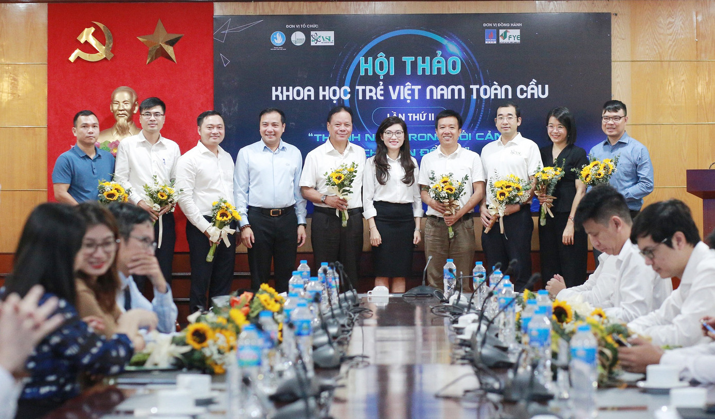 Chị Hồ Hồng Nguyên - Trưởng ban Thanh niên trường học T.Ư Đoàn, Phó Chủ tịch thường trực T.Ư Hội Sinh viên Việt Nam, tặng hoa các đại biểu tham dự Hội thảo.