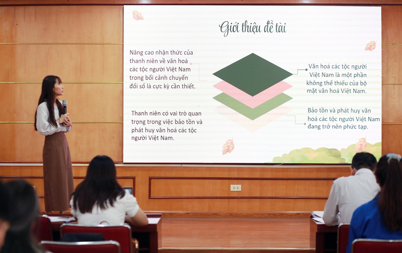 Các Nhà khoa học trẻ trình bày đề tài tại Hội nghị.