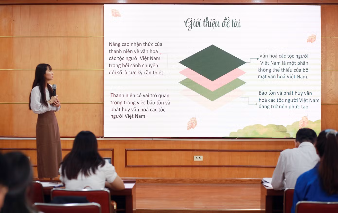 Các Nhà khoa học trẻ trình bày đề tài tại Hội nghị.
