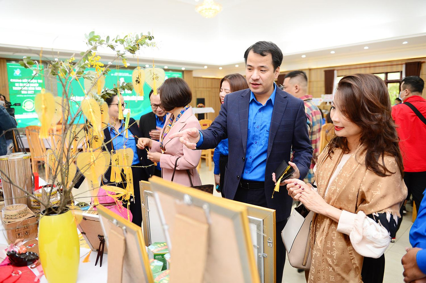 Anh Ngô Văn Cương - Bí thư T.Ư Đoàn cùng các đại biểu tham quan gian hàng trong cuộc thi Dự án khởi nghiệp thanh niên nông thôn năm 2022. Anh Ngô Văn Cương - Bí thư T.Ư Đoàn cùng các đại biểu tham quan gian hàng trong cuộc thi Dự án khởi nghiệp thanh niên nông thôn năm 2022.