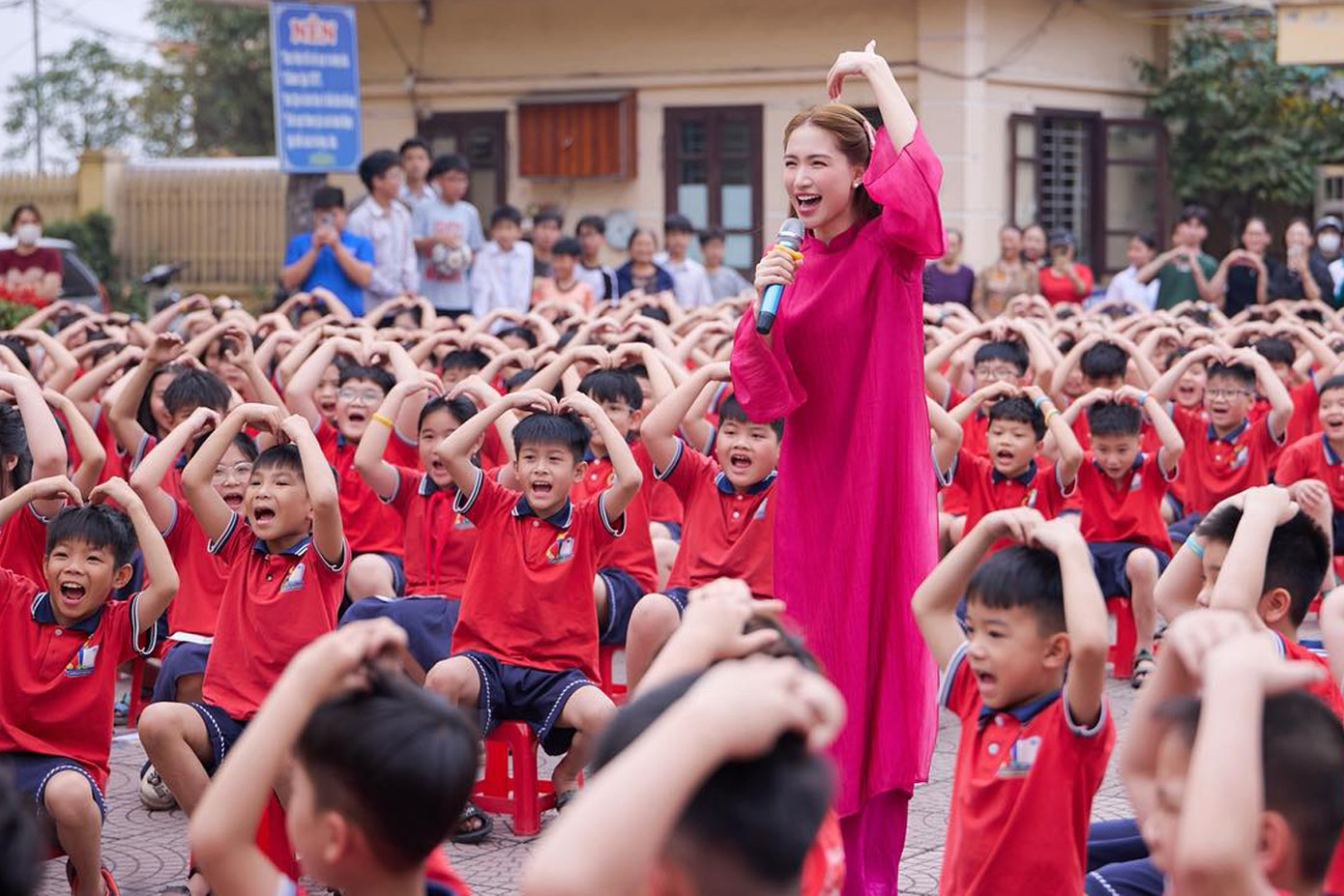 Nghệ sĩ Nguyễn Thị Hoà – được biết đến rộng rãi với nghệ danh Hoà Minzy. Nghệ sĩ Nguyễn Thị Hoà – được biết đến rộng rãi với nghệ danh Hoà Minzy.