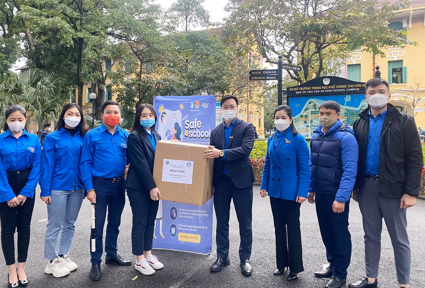 Anh Trần Quang Hưng, Phó Bí thư Thành Đoàn, Chủ tịch Hội Sinh viên TP. Hà Nội tặng quà tới các đội hình.