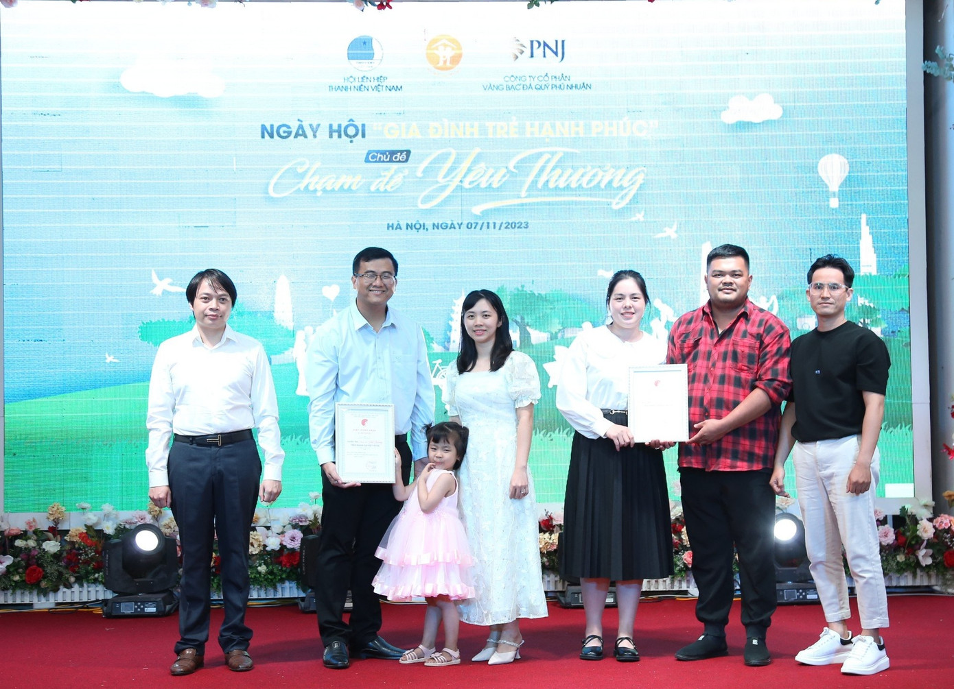 Đại diện thường trực T.Ư Hội LHTN Việt Nam trao quà cho các gia đình trẻ tại chương trình.