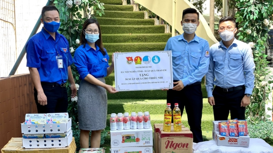 Anh Lý Duy Xuân, Phó Bí thư Thành Đoàn, Chủ tịch Hội đồng Đội TP. Hà Nội trao tặng các phần quà trong chương trình "Hà Nội nghĩa tình - Suất quà trao em". Đồng chí Lý Duy Xuân, Phó Bí thư Thành đoàn, Chủ tịch Hội đồng Đội thành phố Hà Nội trao tặng các phần quà