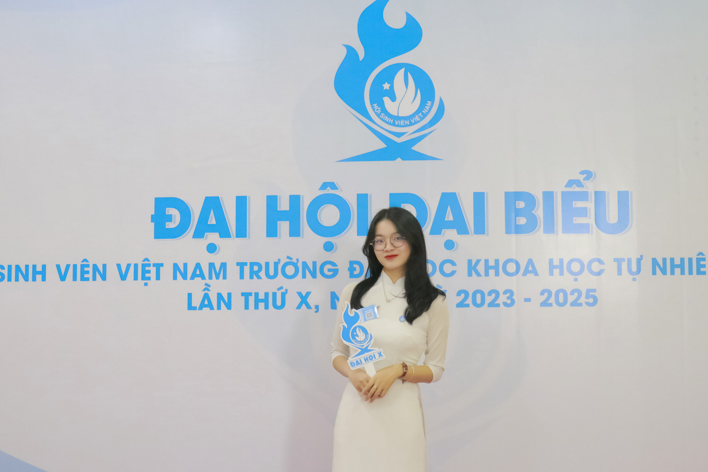 Nữ Thủ lĩnh sinh viên trường ĐH Khoa học Tự nhiên (ĐHQG Hà Nội). Nữ Thủ lĩnh sinh viên trường ĐH Khoa học Tự nhiên (ĐHQG Hà Nội).