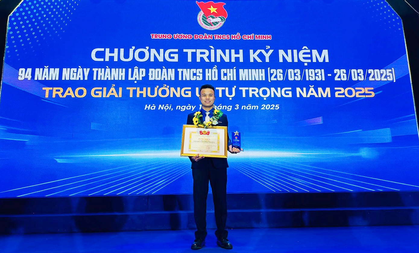 Thầy giáo trẻ Phan Mạnh Tiến (trường THPT Thực hành Cao Nguyên, trường ĐH Tây Nguyên). Thầy giáo trẻ Phan Mạnh Tiến (trường THPT Thực hành Cao Nguyên, trường ĐH Tây Nguyên).