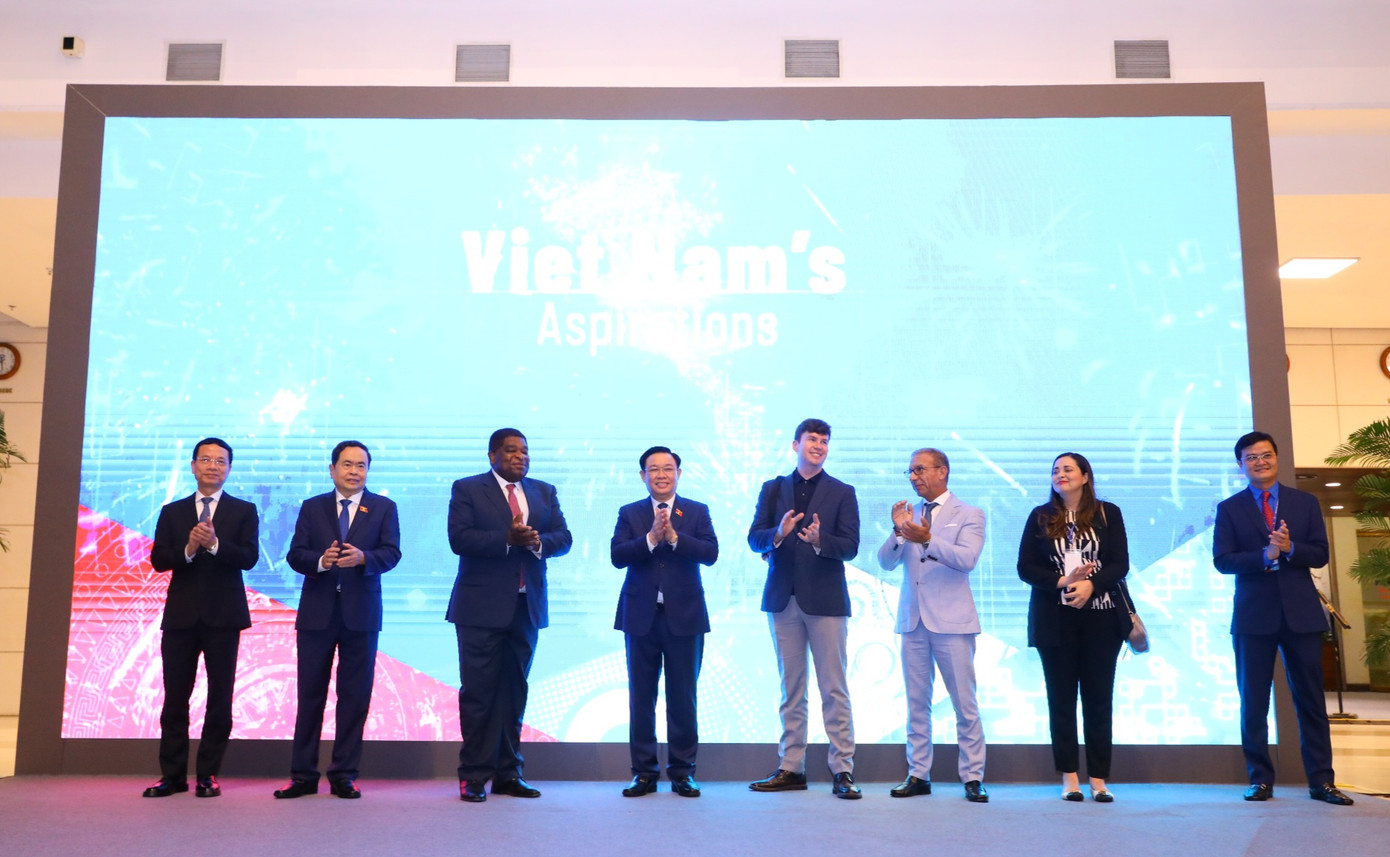 Các đại biểu nhấn nút khai mạc Triển lãm. Các đại biểu nhấn nút khai mạc Triển lãm.