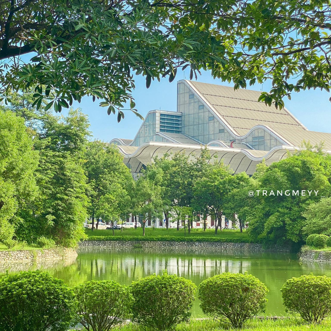 Khuôn viên cây xanh rộng lớn, kết nối với Trung tâm Hội nghị Quốc gia, Bảo tàng Hà Nội tạo nên một không gian xanh ngát giữa lòng Thủ đô. Ảnh: THU TRANG
