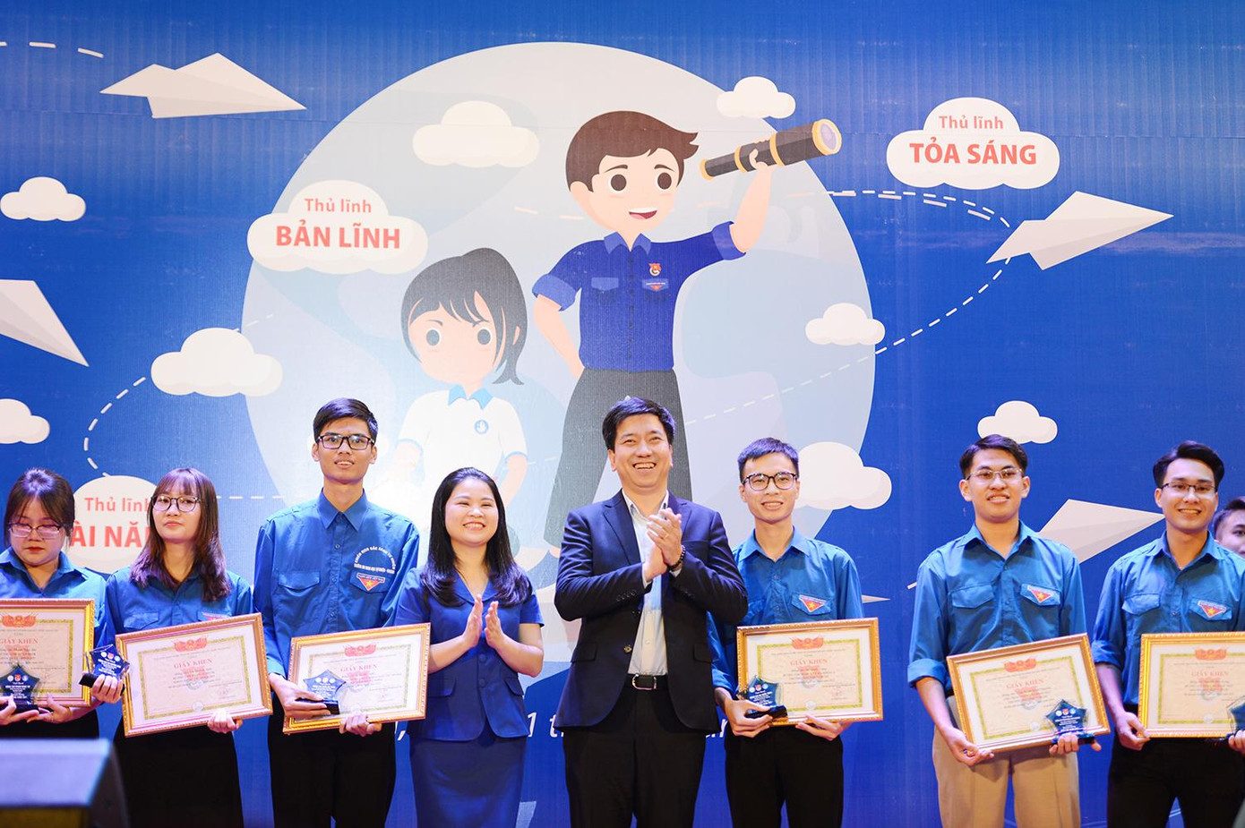 Bí thư Thành Đoàn Hà Nội Chu Hồng Minh cùng anh Trương Ngọc Kiểm, Bí thư Đoàn ĐHQG Hà Nội trao giải thưởng Ngôi sao xanh tới bí thư chi đoàn, chi hội trưởng, chủ nhiệm CLB tiêu biểu. Bí thư Thành Đoàn Hà Nội Chu Hồng Minh cùng anh Trương Ngọc Kiểm, Bí thư Đoàn ĐHQG Hà Nội trao giải thưởng Ngôi sao xanh tới bí thư chi đoàn, chi hội trưởng, chủ nhiệm CLB tiêu biểu.