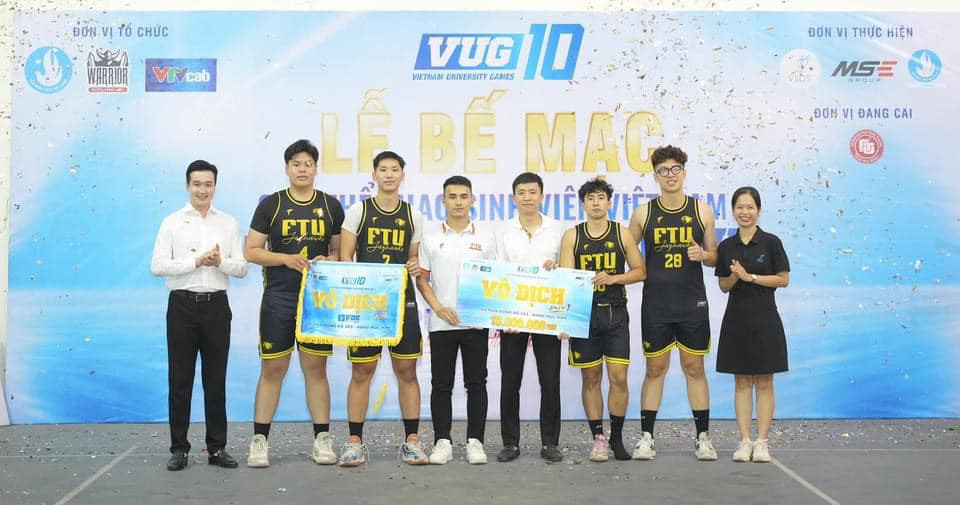 Không kém phần sôi động là các trận đấu của bộ môn Bóng rổ 3x3, một trong những môn thể thao thu hút được nhiều sự quan tâm của sinh viên. Bộ môn Bóng rổ 3x3 đã chứng kiến những pha bóng đẹp mắt, kỹ thuật điêu luyện và chiến thuật hợp lý từ các đội tuyển.