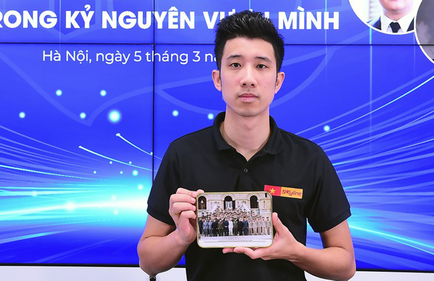 Phùng Quang Trung – Trưởng nhóm phục dựng ảnh Skyline. Phùng Quang Trung đã đóng góp nhiều công sức vào các dự án bảo tồn di sản văn hóa, làm sống lại những giá trị lịch sử qua các bức ảnh phục dựng.