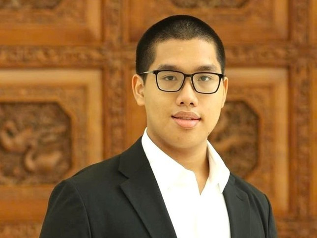 Hoàng Xuân Bách – Trường THPT Chuyên Khoa học Tự nhiên (ĐHQG Hà Nội). Hoàng Xuân Bách là một học sinh xuất sắc với thành tích học tập đáng nể và đã giành được nhiều giải thưởng quốc gia. Bách được kỳ vọng sẽ trở thành một nhà khoa học, nghiên cứu đột phá trong tương lai.