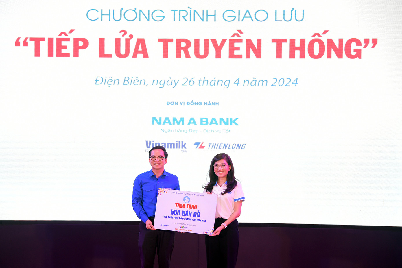 Nhân dịp này, T.Ư Hội Sinh viên Việt Nam tặng 500 bản đồ cho Tỉnh Đoàn Điện Biên.