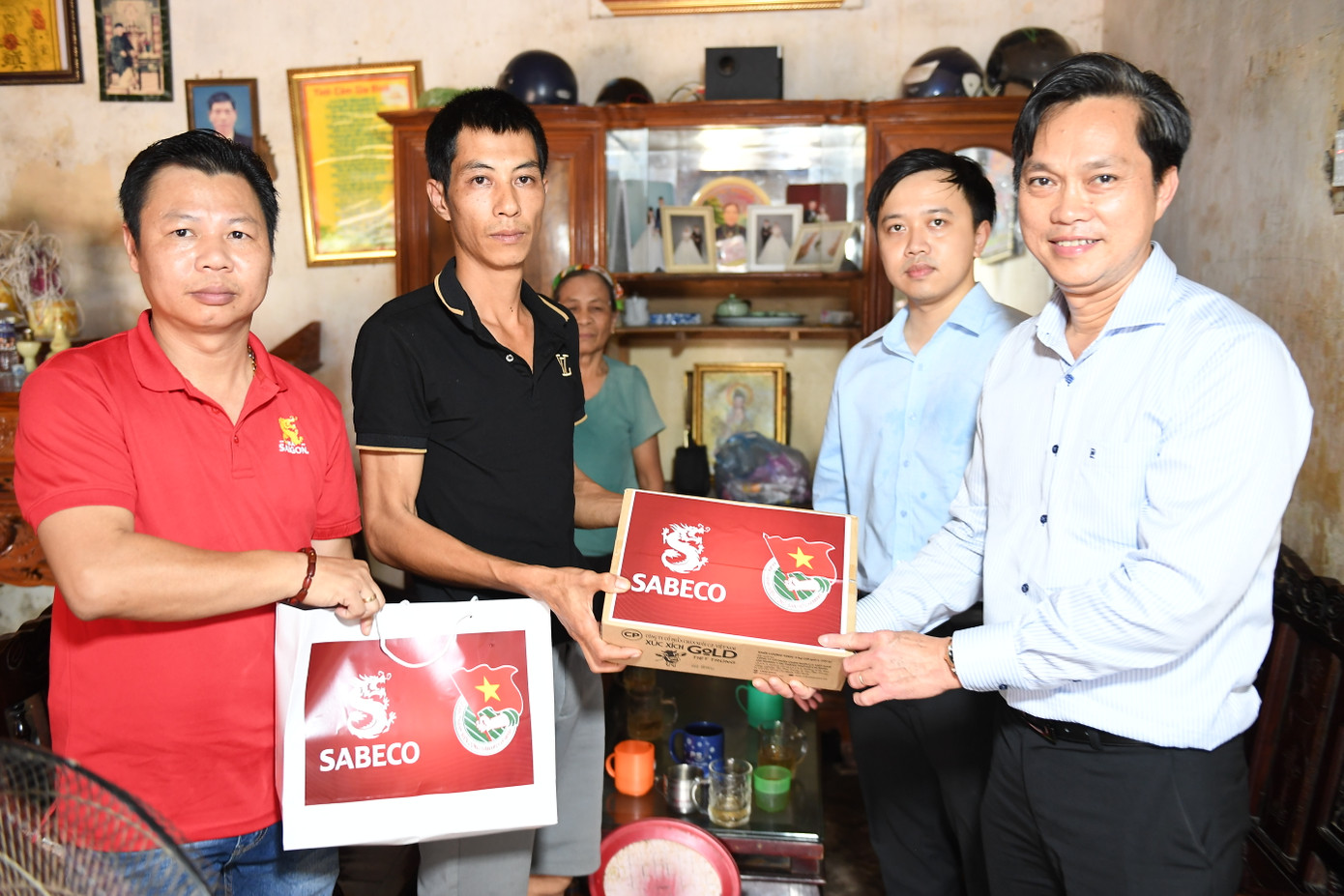 Đoàn trao quà tặng cho các gia đình bị ảnh hưởng bởi bão.