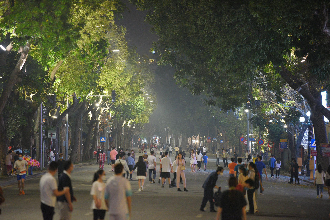 Khoảng 19h30, nhiều gia đình cùng các bạn trẻ đến đây để tận hưởng không gian thoáng mát. Khoảng 19h30, nhiều gia đình cùng các bạn trẻ đến đây để tận hưởng không gian thoáng mát.