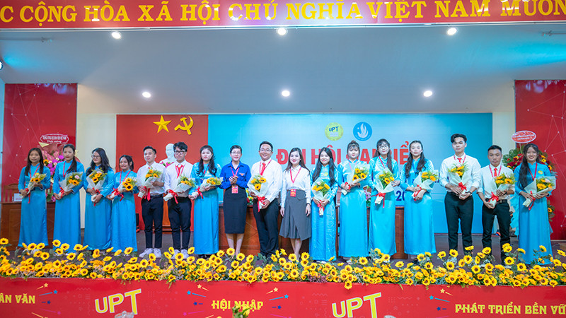 Ban Chấp hành Hội Sinh viên trường ĐH Phan Thiết ra mắt Đại hội.