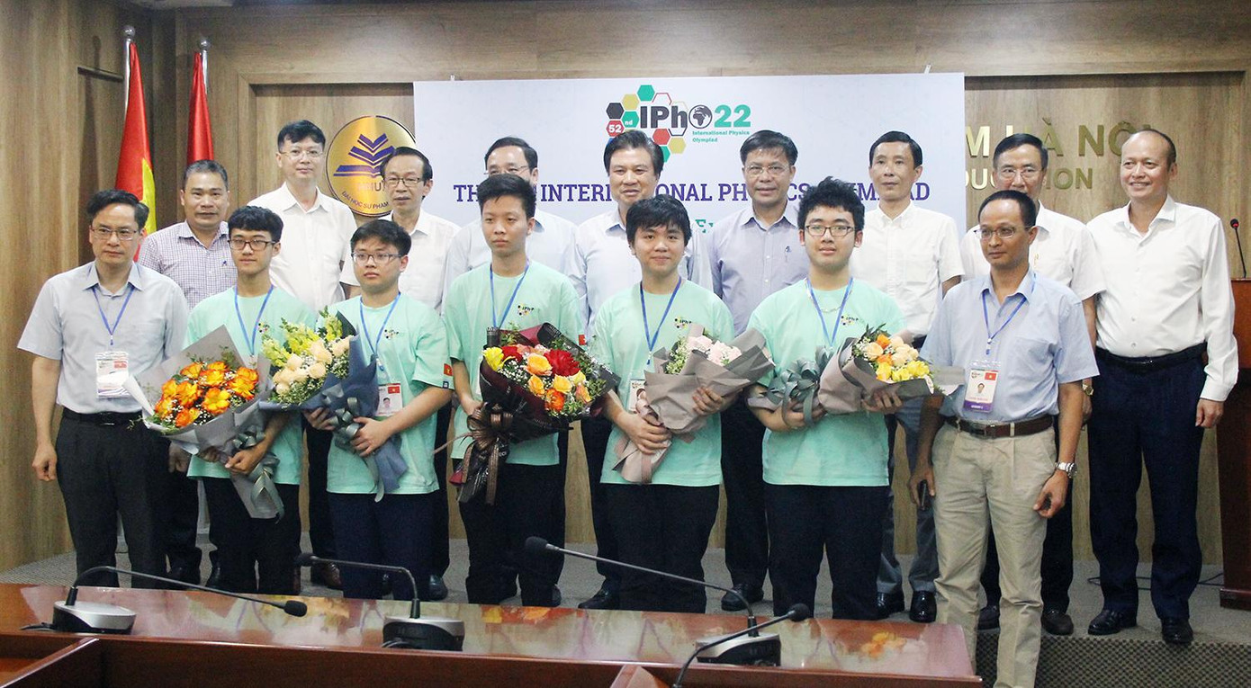 Thứ trưởng Nguyễn Hữu Độ và Hiệu trưởng trường ĐH Sư phạm Hà Nội Nguyễn Văn Minh tặng hoa chúc mừng đội tuyển Việt Nam tham dự IPhO 2022. Thứ trưởng Nguyễn Hữu Độ và Hiệu trưởng trường ĐH Sư phạm Hà Nội Nguyễn Văn Minh tặng hoa chúc mừng đội tuyển Việt Nam tham dự IPhO 2022.