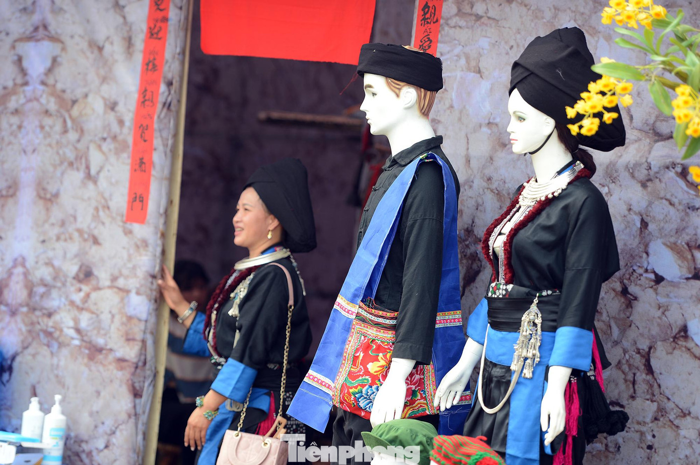 Trang phục người Mông được trưng bày bên lề Tuần Du lịch - Văn hóa Lai Châu năm 2022. Trang phục người Mông được trưng bày bên lề Tuần Du lịch - Văn hóa Lai Châu năm 2022.