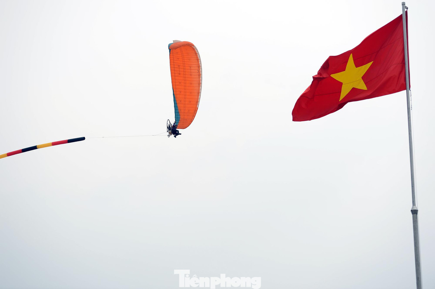 Các phi công đang chuẩn bị cho màn tổng duyệt ngay trên Quảng trường Nhân dân tỉnh Lai Châu.